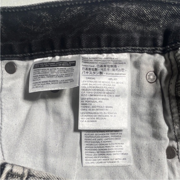 Levi's Black Acid Wash Denim Shorts - Picture 8 of 9